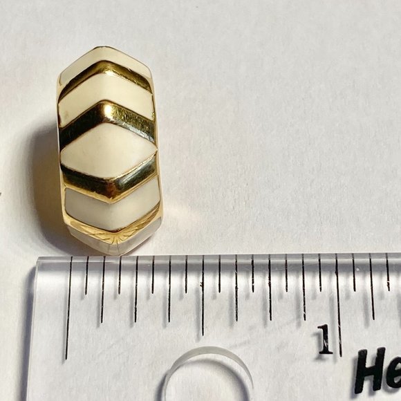 Vintage Monet Cream Enamel Clip On Earrings Gold Tone Plated 60's 70s Estate - Picture 11 of 11